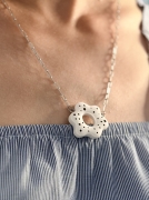 naszyjnik ze stali z zawieszką w kształcie kwiatu